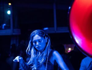 Paloma estreia no Brasil: filha de Bob Sinclar comanda a festa oficial do GP de São Paulo
