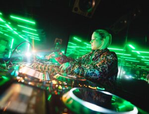 Anne Castro mergulha em atmosfera hipnótica no lançamento de “All Night”