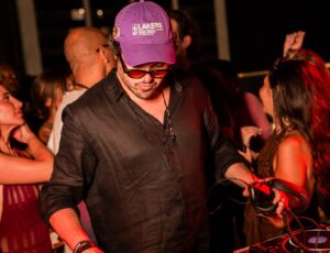 Rapha Fernandes transforma a energia da noite paulistana em “Friday Night In São Paulo”