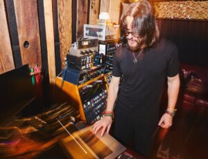 CodeRitual lança “Deadlines” e amplia sua identidade entre Techno e Indie Dance